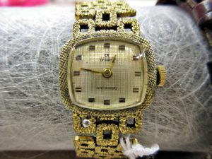 Armbanduhr golden