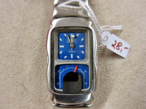 Armbanduhr modern silbern