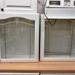Einbauküche Landhaus weiss Hängeschränke Glas