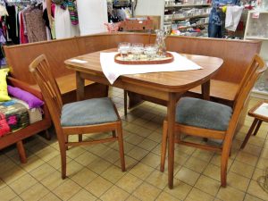 Eckbank mit Tisch und Stühlen retro