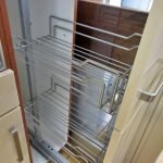 Einbauküche creme 310 Apothekerschrank