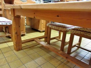 Weichholzmöbel Tisch mit Stühlen