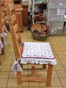 Weichholzmöbel Tisch mit Stühlen