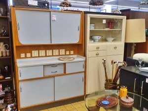 Omas Küchenschrank Holz natur und weiss retro