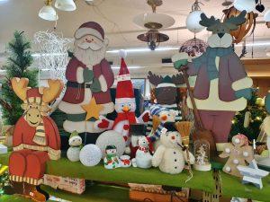 20240923 Weihnachtsmarkt 2024 Weihnachtsmänner Nikoläuse und Weihnachtsdekoration 02